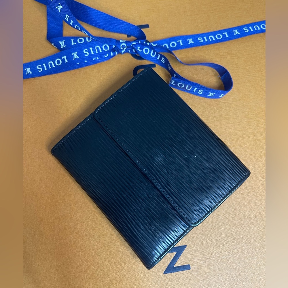 Louis Vuitton black Epi Elise wallet - authentic